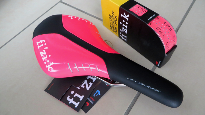 Black and pink Fizik Antares R3 saddle.